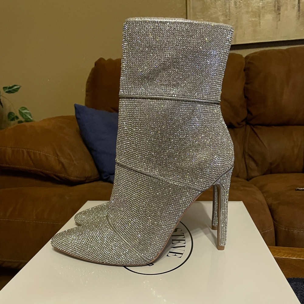 Brand new Steve Madden Winona Rhinestones booties
